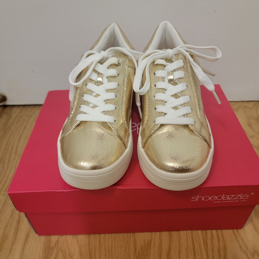 Sneakers for woman gold size 7.5
